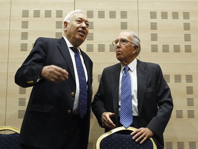 José Manuel García Margallo y Marcelino Oreja en la presentación de un libro