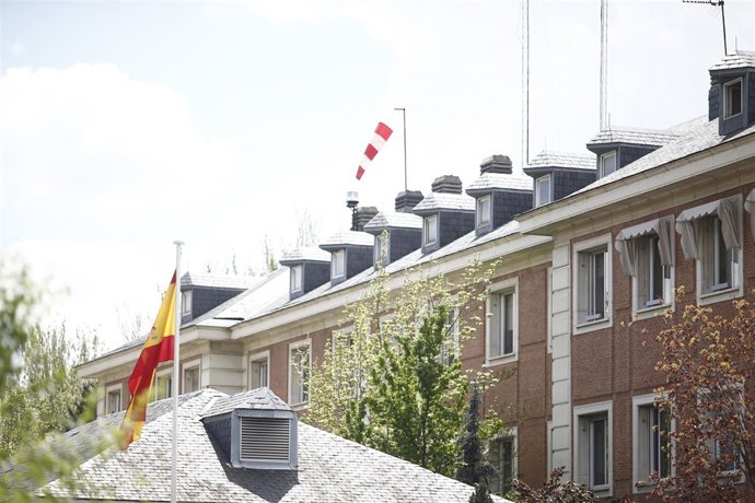 La bandera de España ondea en el Palacio de la Moncloa
