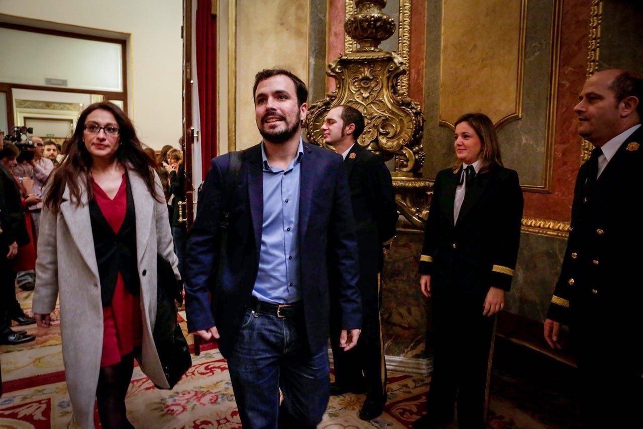 Alberto Garzón y Sol Sánchez a su entrada al Congreso