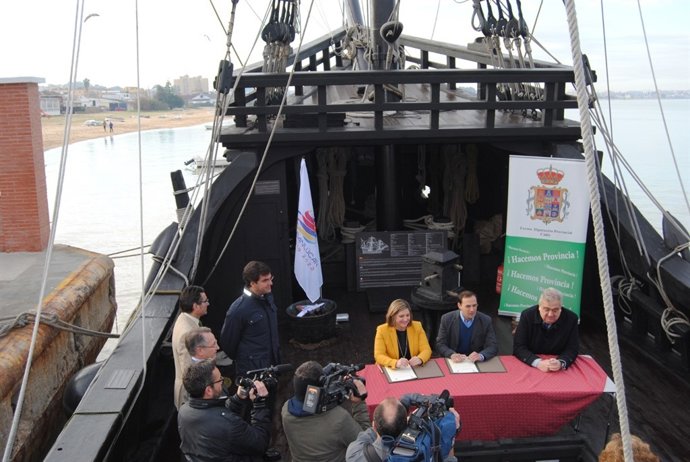 La presidenta de la Diputación en la réplica de la nao Victoria
