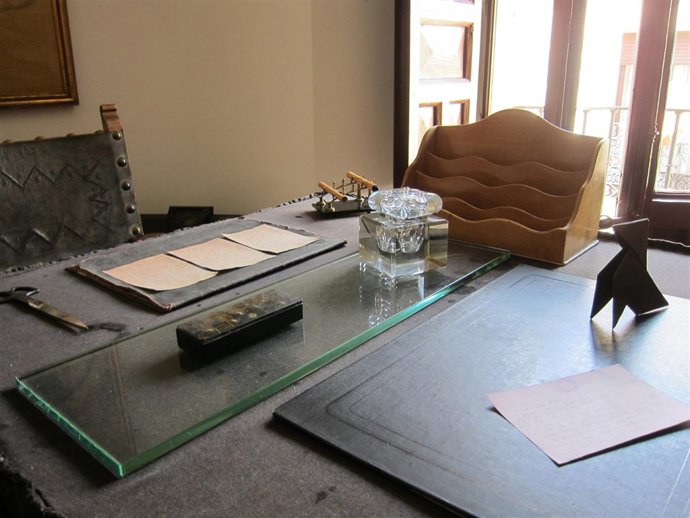 Escritorio de Miguel de Unamuno, con objetos personales