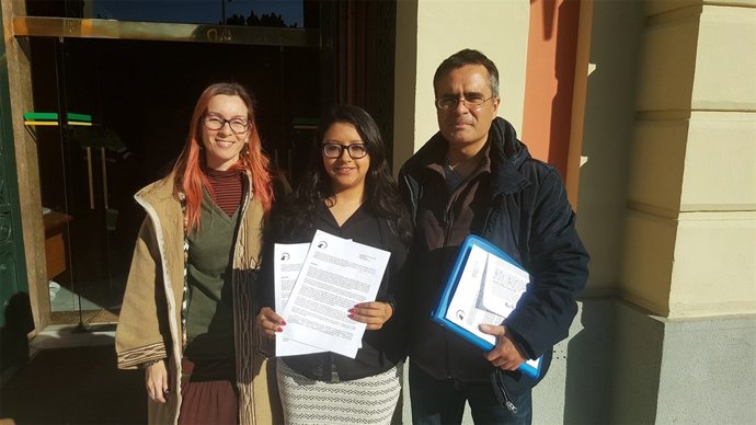 La concejala de Cambiemos Margarita Guerrero muestra la moción presentada