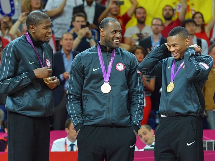 Kevin Durant, LeBron James y Russell Westbook con Estados Unidos