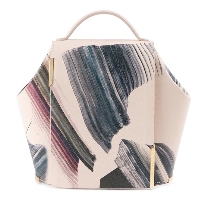 Bolso de Adrián Salvador Candela que sirve como lienzo