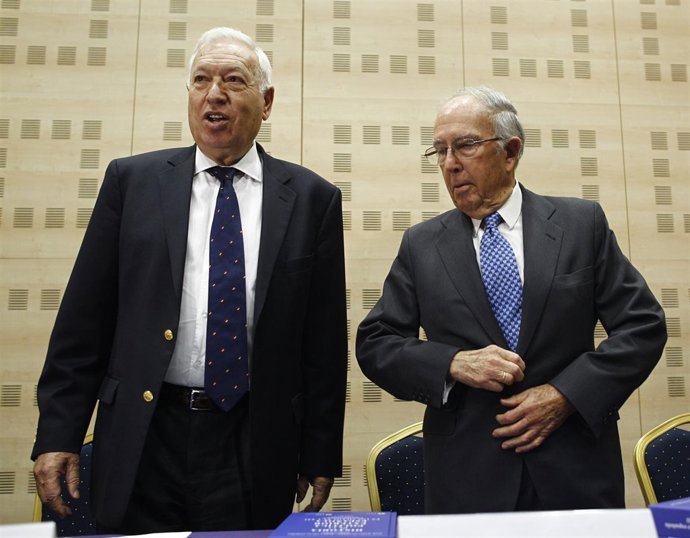 José Manuel García Margallo y Marcelino Oreja en la presentación de un libro