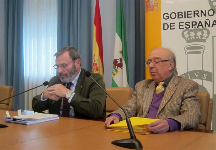 José Martín (d), junto al subdelegado del Gobierno en Jaén, Juan Lillo.