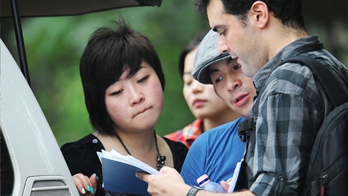 Roberto F. Canuto y Xu Xiaoxi (primero y segundo por la derecha), en un rodaje. 