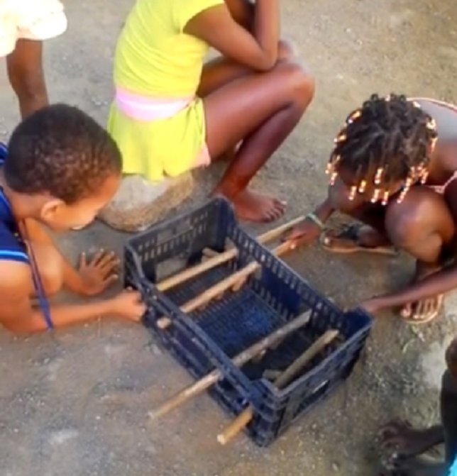 El futbolín artesanal de estos niños emociona a millones en Facebook