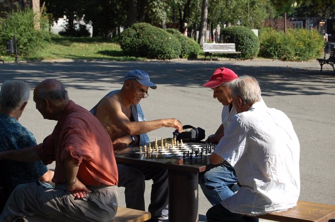 Mayores jugando al ajedrez