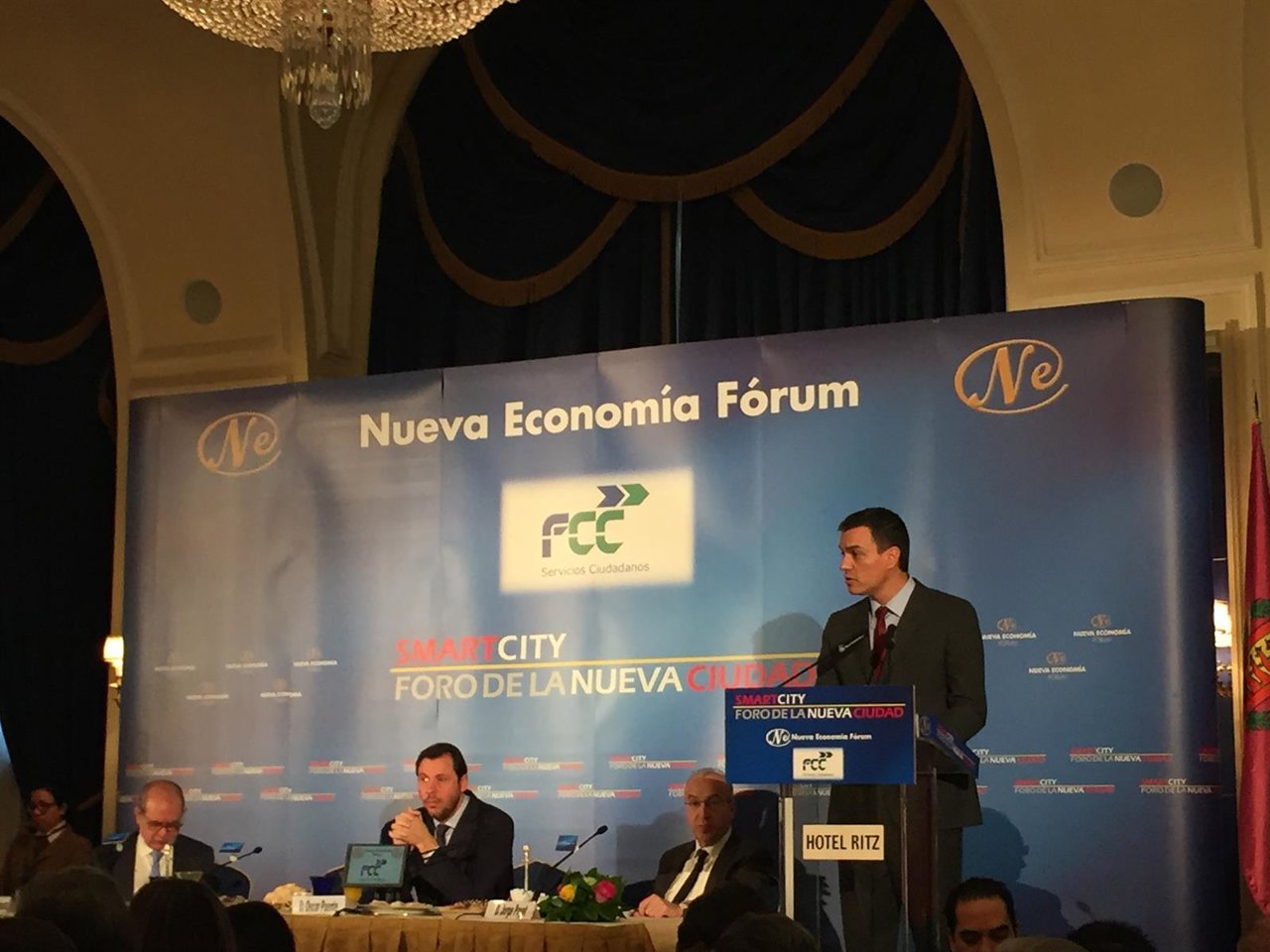 Pedro Sánchez en un desayuno informativo con el alcalde de Valladolid