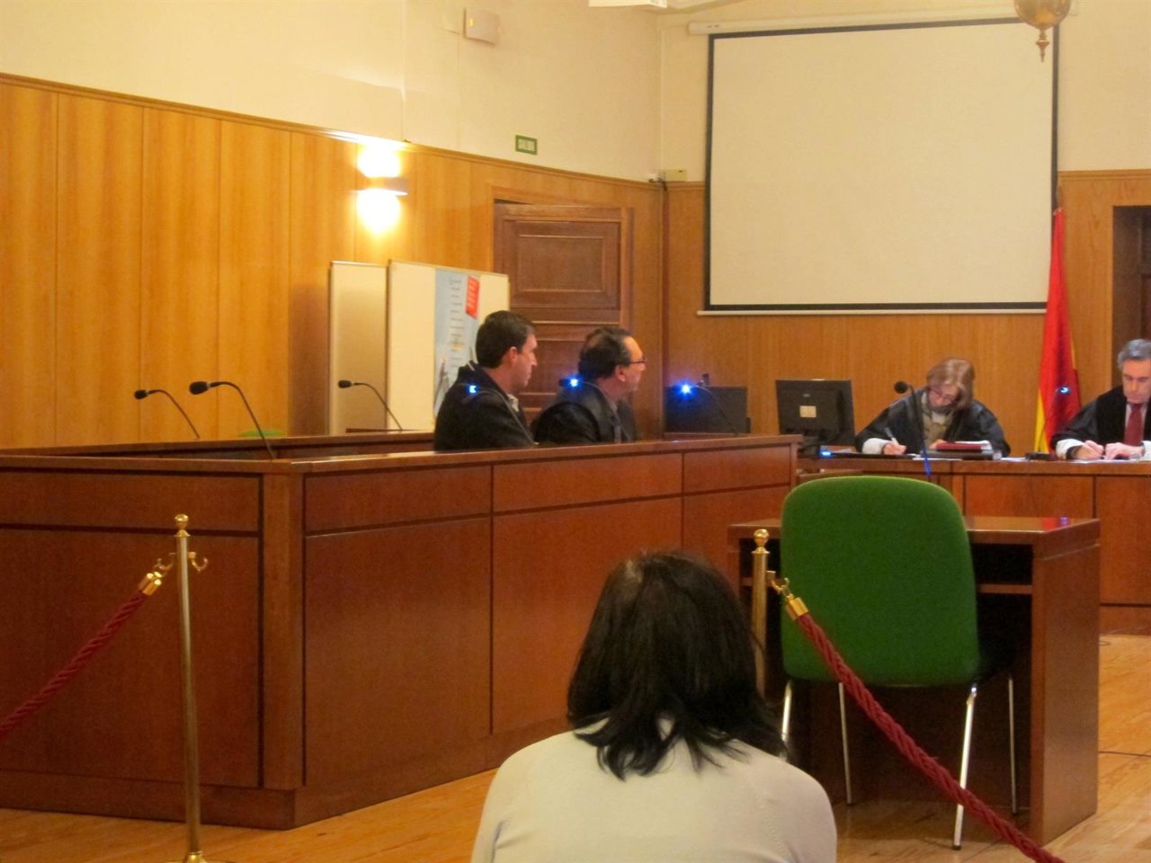 El acusado acepta una condena de un año de prisión. 