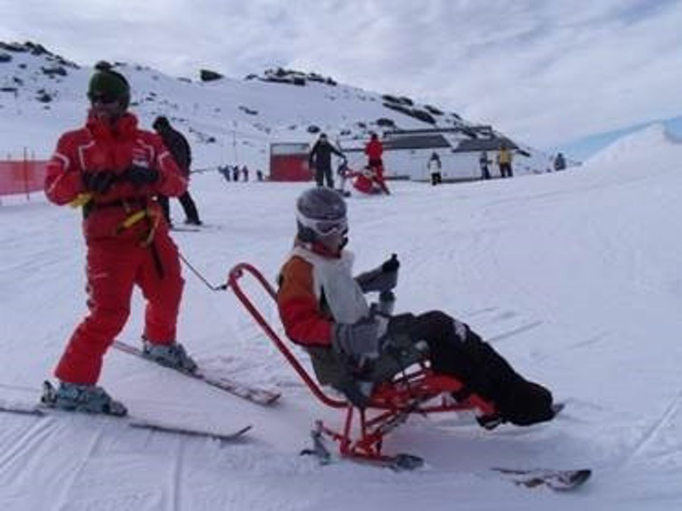 Una persona con discapacidad disfruta de la nieve en Sierra Nevada