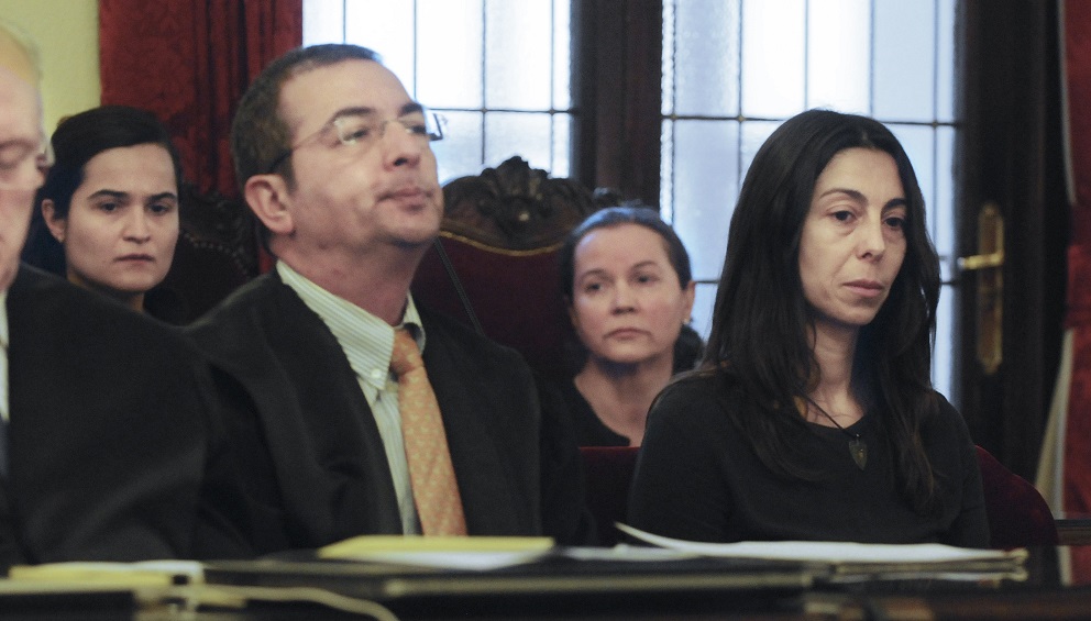 Las tres acusadas al fondo durante la primera sesión del juicio. 