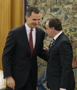 El Rey Felipe VI conversa con el diputado de UPN Javier Esparza