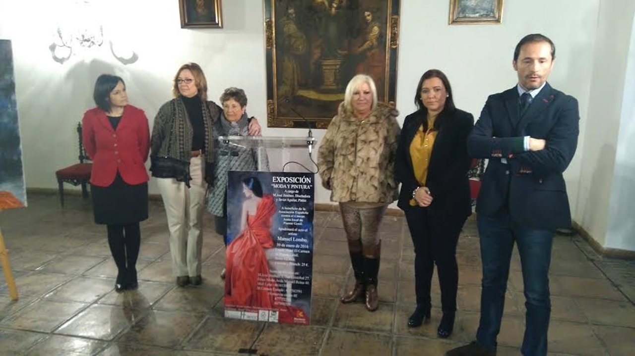 Carrillo (dcha.) presenta la exposción 'Moda y pintura'