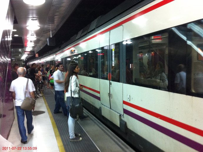 Cercanías En Barcelona En La Estación De Plaza De Catalunya