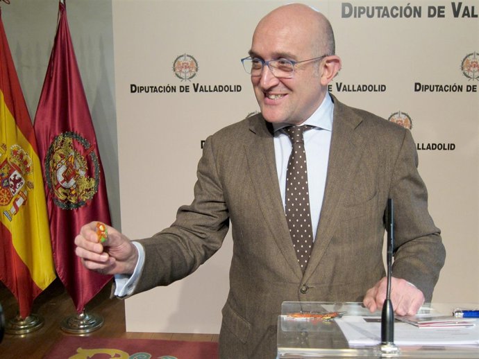 Jesús Julio Carnero muestra un imán con la imagen de e-Va