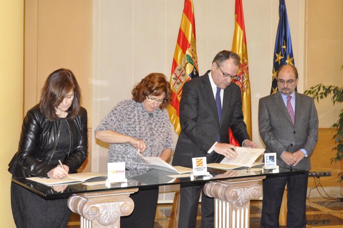 El Gobierno de Aragón, Endesa y la FAMCP han firmado el convenio.