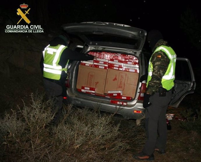 La Guardia Civil encuentra un coche abandonado con 81.000 euros en tabaco