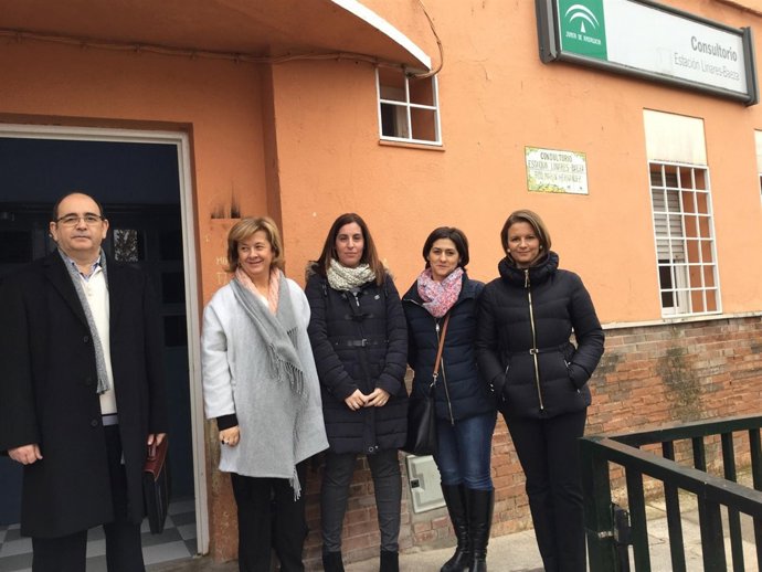 Ana Cobo (1d) ante el consultorio de la Estación Linares-Baeza.