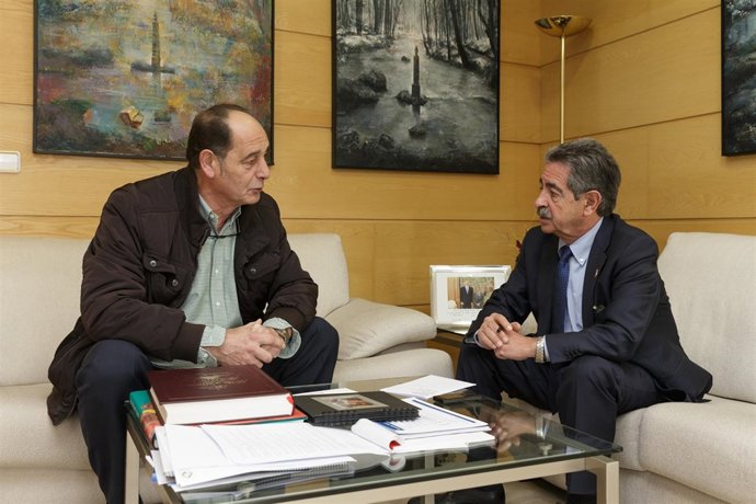 Revilla con el alcalde de Marina de Cudeyo