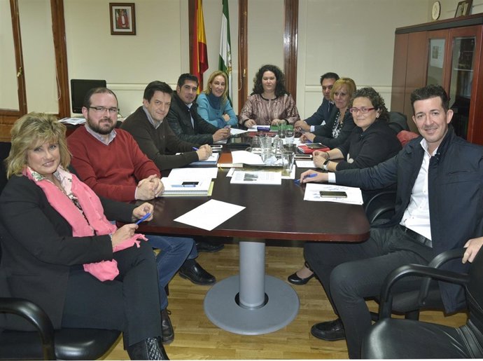 La nueva delegada de la Junta en Sevilla, Esther Gil, durante la reunión