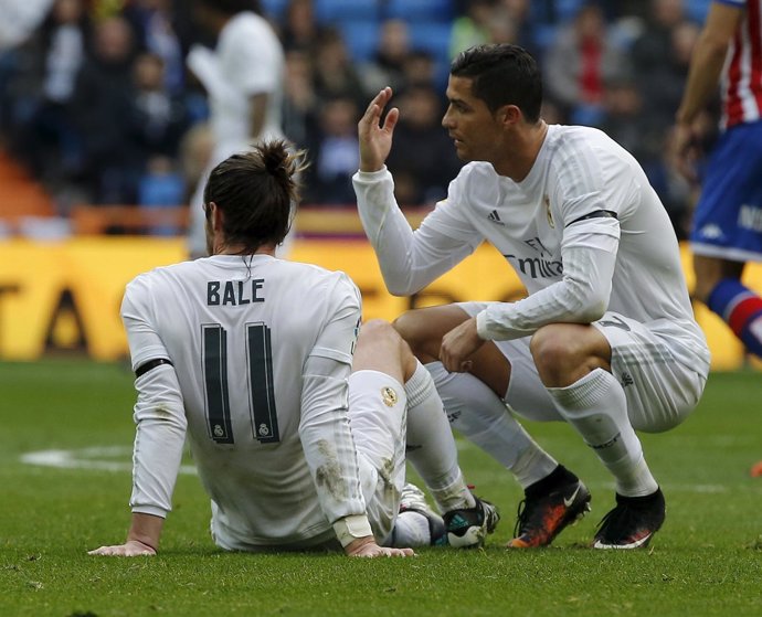 Bale, en el suelo, recibe la asistencia de Cristiano