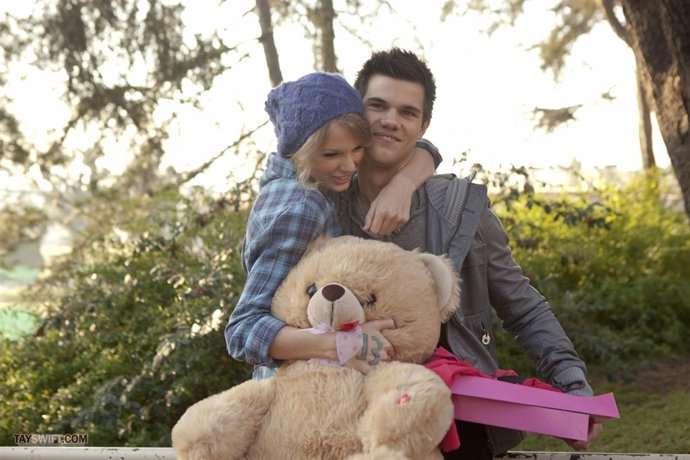 Taylor Swift y Taylor Lautner en la película "Valentines day"