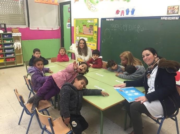 Ruiz (izda.) visita el CEIP Duque de Rivas