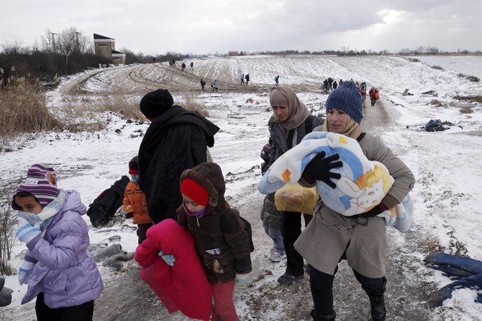 Niños refugiados camina por la nieve entre Macedonia y Serbia
