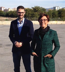 Maria Gamez y Jose Carlos Duran apoyan el parque en los terrenos del Repsol