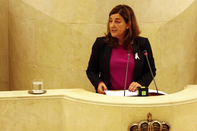 María José Saénz de Buruaga en el Pleno del Parlamento