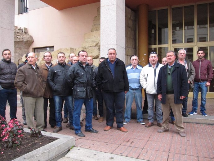Moro (centro) con trabajadores de Urbaser ante el Ayuntamiento de Córdoba