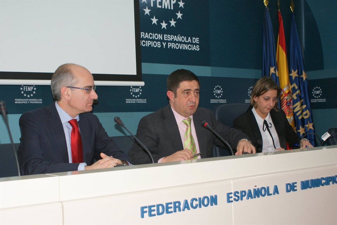 Reyes (c) preside la reunión de la Comisión de Diputaciones de la FEMP.