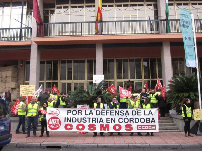 Los trabajadores de Cosmos concentrados ante el Ayuntamiento