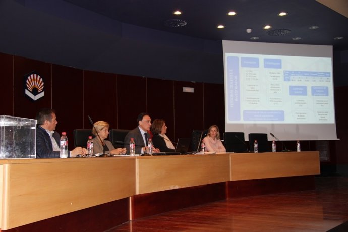 Gómez Villamandos (centro) expone el informe anual de gestión