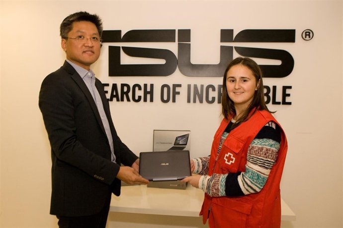 El jefe de Asus, Hank Wu, y la directora de Creu Roja Joventut, Rosa M Alcalá