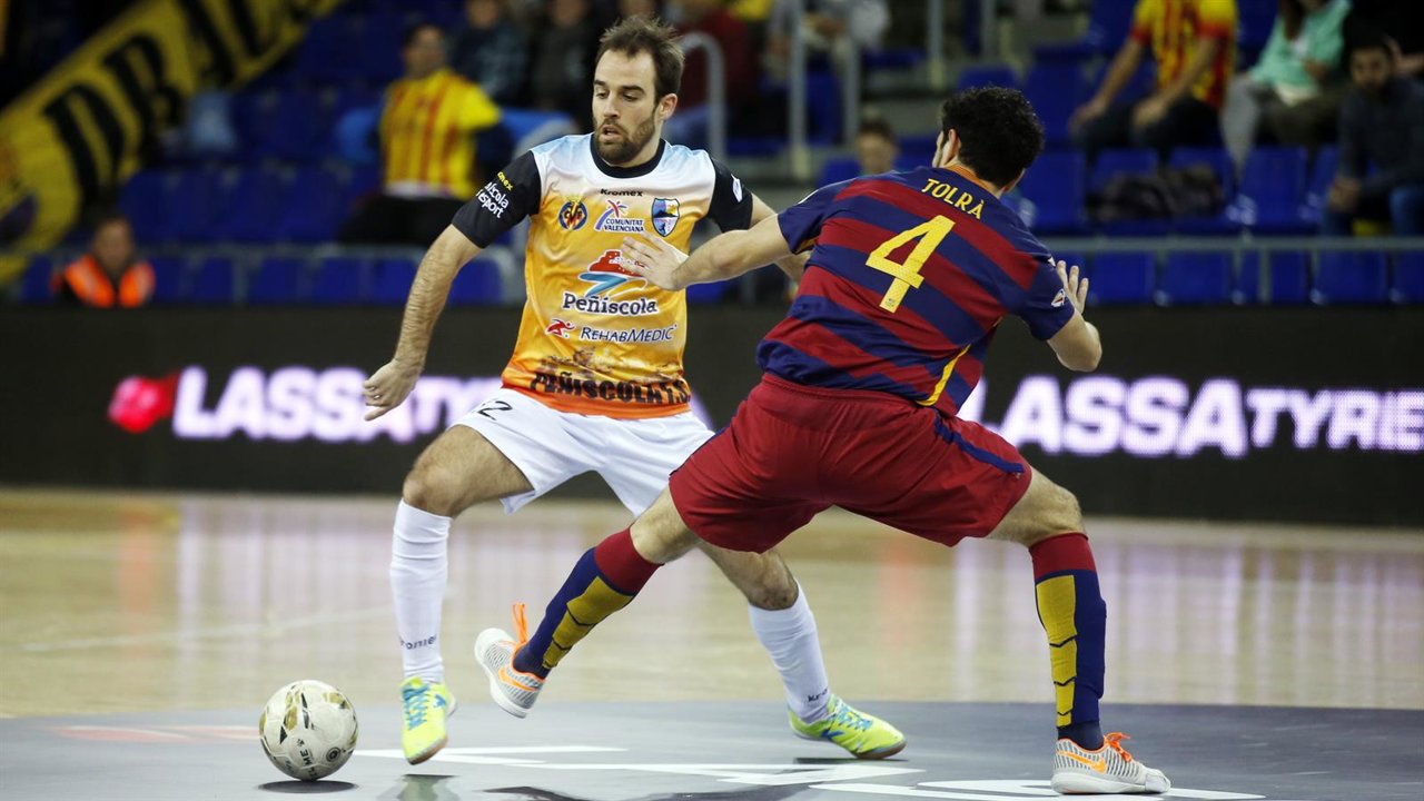 Marc Tolrá defiende un balón ante Peñíscola