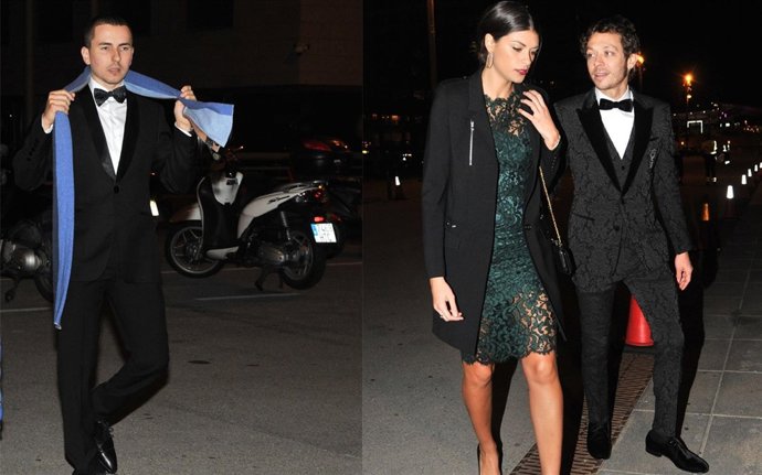 Jorge Lorenzo y Valentino Rossi con su novia Linda Morselli