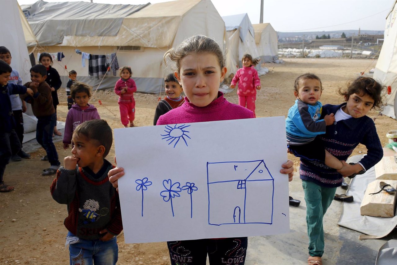 Niña refugiada con dibujo en campo de refugiados. Siria, Turquía