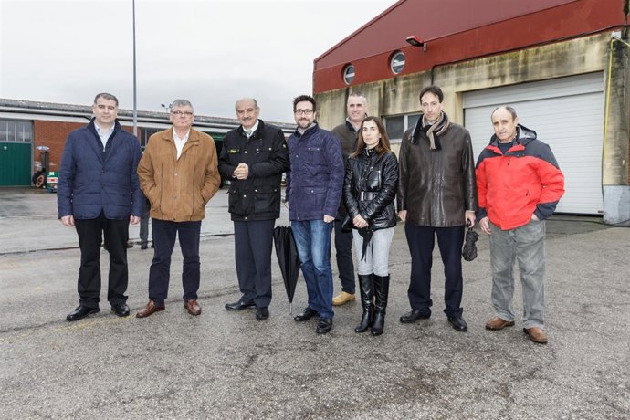 Autoridades en el inicio de las obras de la lonja de Colindres