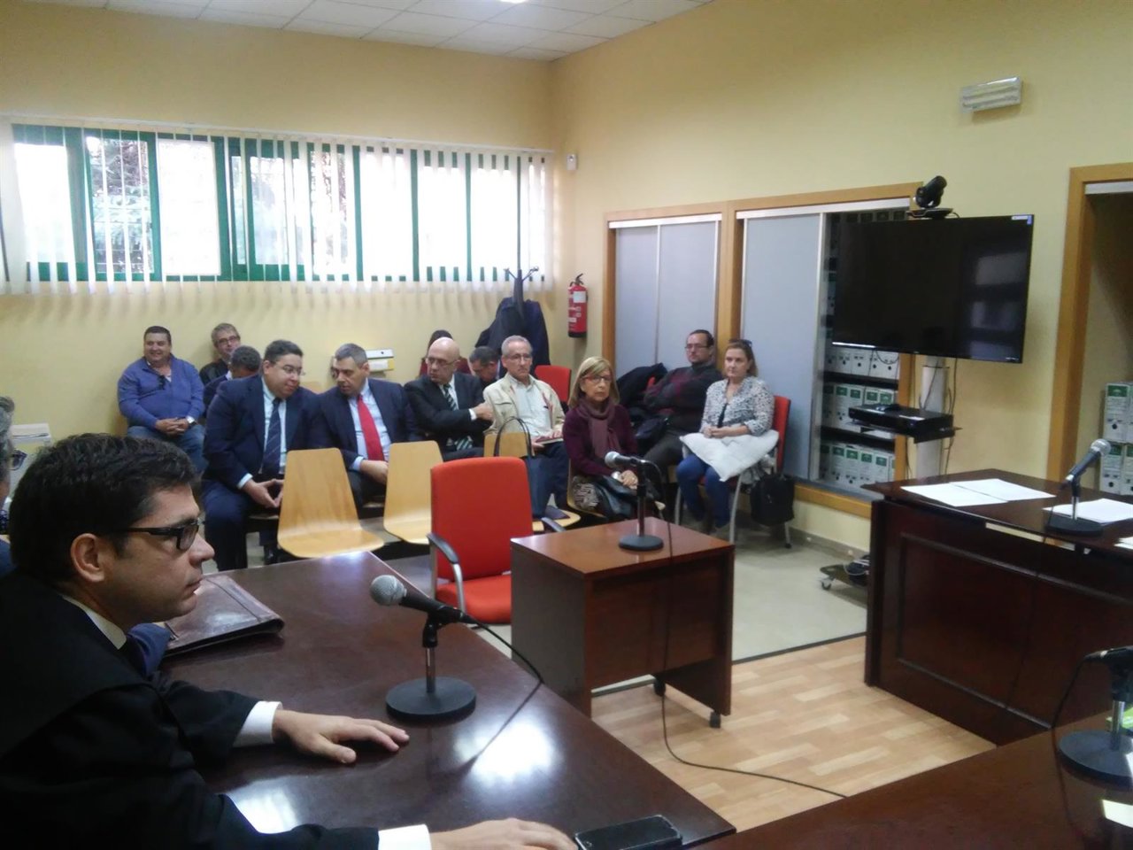 Estepa (izda.) y responsables de Globalaeronautic (al fondo) durante el juicio