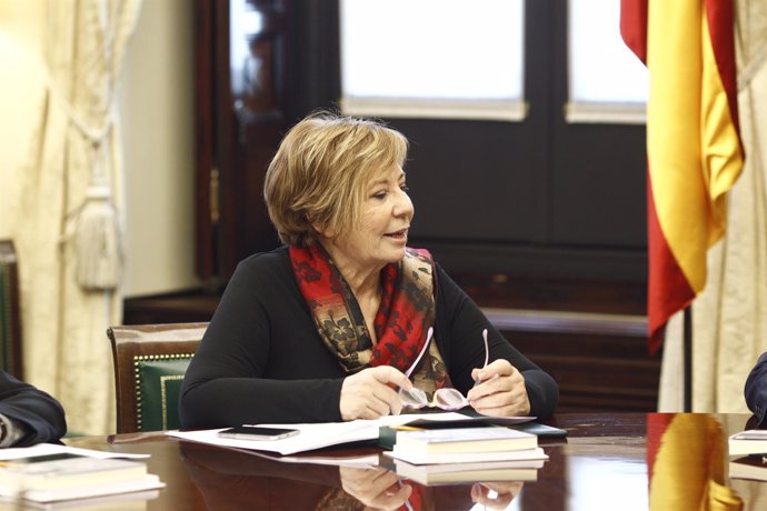 Celia Villalobos en la primera reunión de la mesa del Congreso