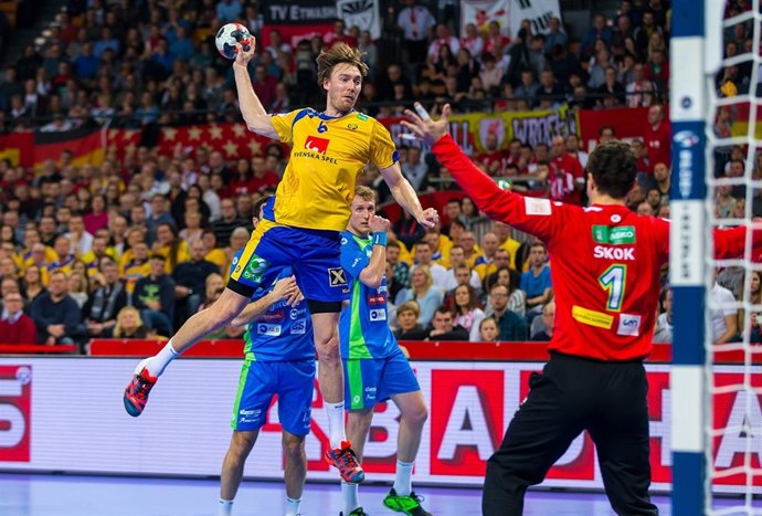 Jonas Kallman lanza a portería ante Eslovenia