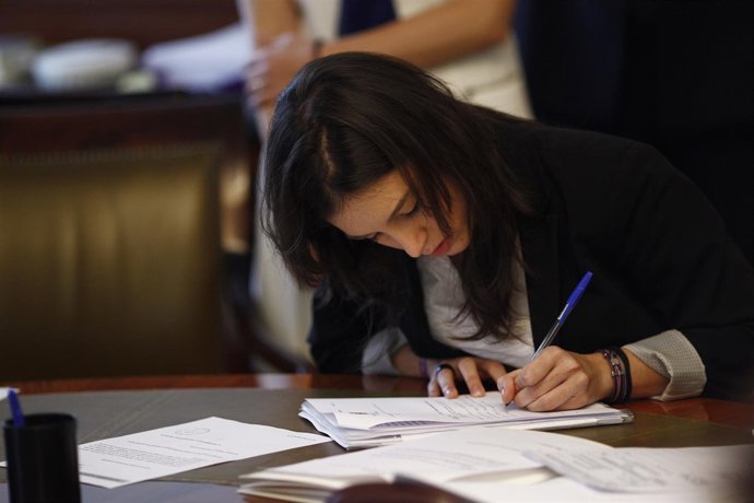 Irene Montero acude a recoger su acta de diputada en el Congreso