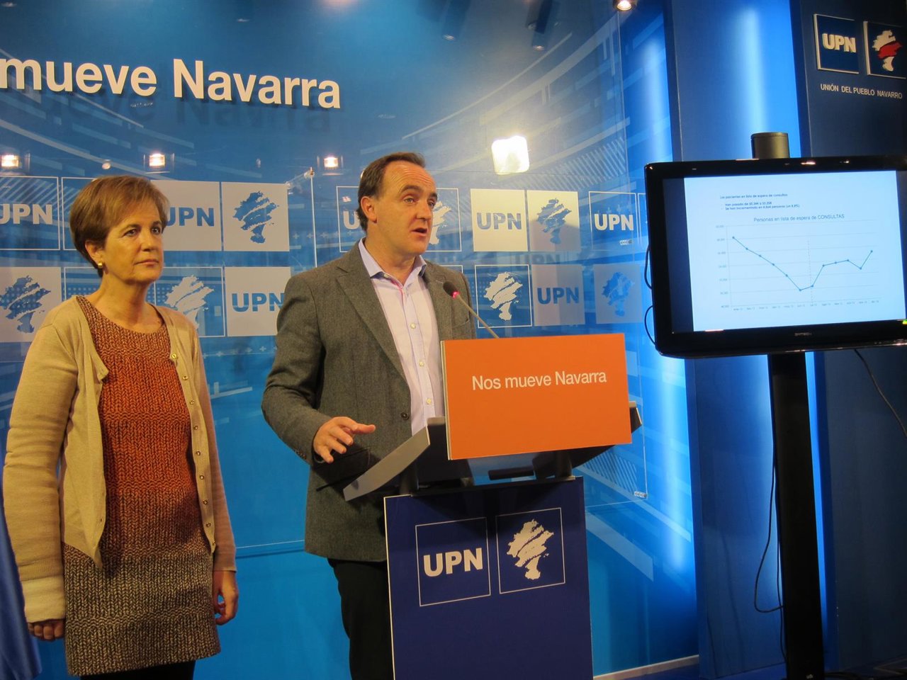 Javier Esparza junto a Begoña Ganuza en la rueda de prensa