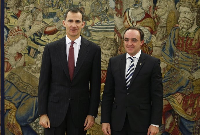 El Rey Felipe VI conversa con el presidente de UPN Javier Esparza