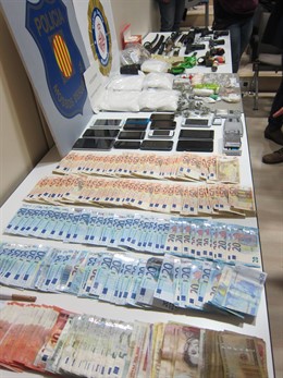 Material intervenido en un golpe policial contra el tráfico de metanfetaminas