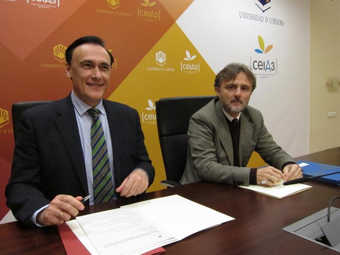 El rector y el consejero durante la firma