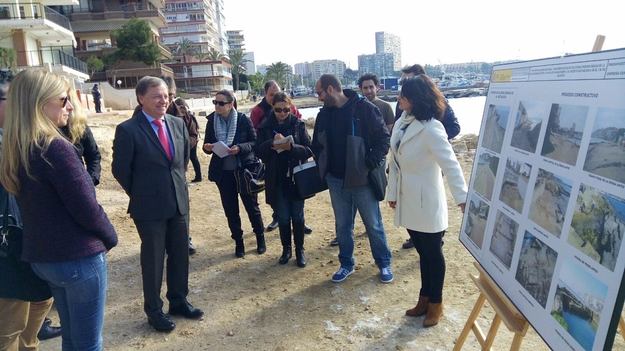 Moragues atiende las explicaciones de la jefa de Costas en Alicante